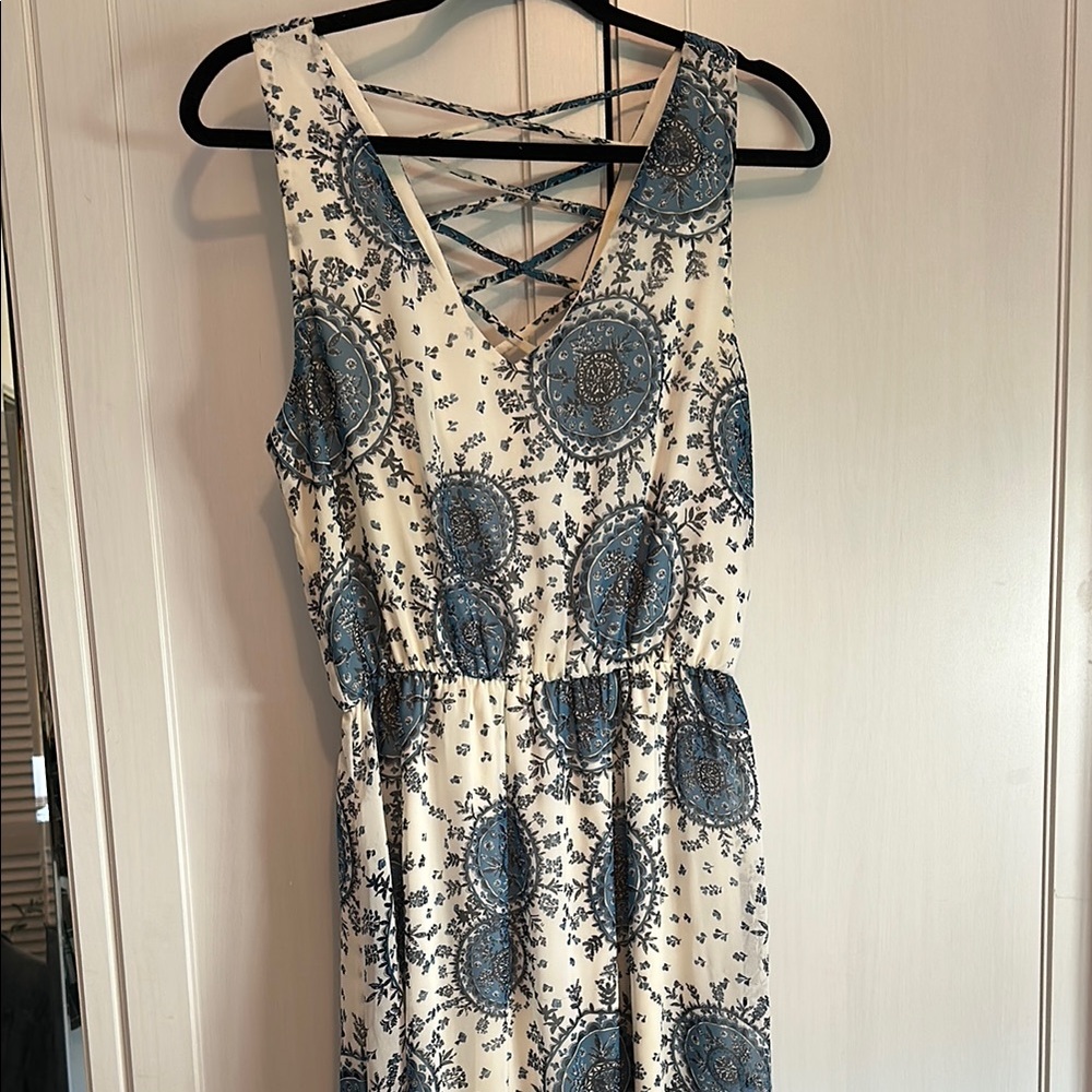 Elegant Blue and Cream Sleeveless Dress